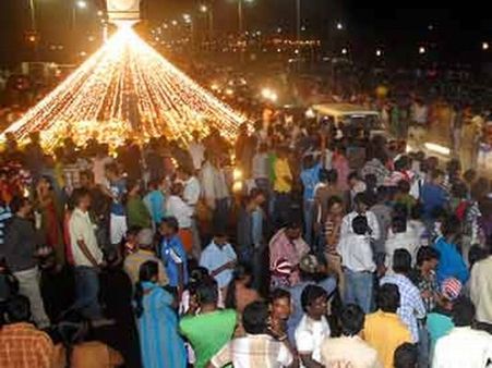 வெல்கம் 2015... தமிழகம் முழுவதும் புத்தாண்டு கொண்டாட்டங்கள் ஜோர்!