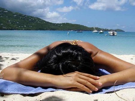 ஆஸி,ல் மேலாடை இல்லாமல் பெண்கள் சன் பாத் எடுக்கத் தடை