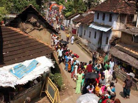 ஆலங்குளத்தில் சர்ச்சுக்கு சென்றவர்கள் வீட்டில் நகை, பணம் கொள்ளை