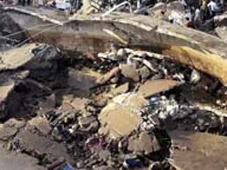 5 ஆயிரம் லிட்டர் கொள்ளளவு கொண்ட தண்ணீர் தொட்டி இடிந்து விழுந்து 6 பேர் பலி