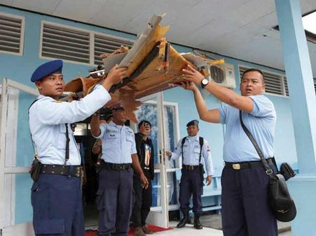 ஏர் ஏசியா விமான விபத்து: 2 விமான பாகங்கள்- 46 உடல்கள் மீட்பு