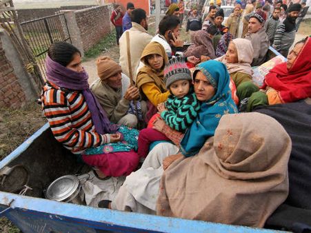 பாக். ராணுவம் அத்துமீறி தாக்கியதில் 3 இந்தியர்கள் பலி: ஊர்களை காலி செய்யும் காஷ்மீர் மக்கள்