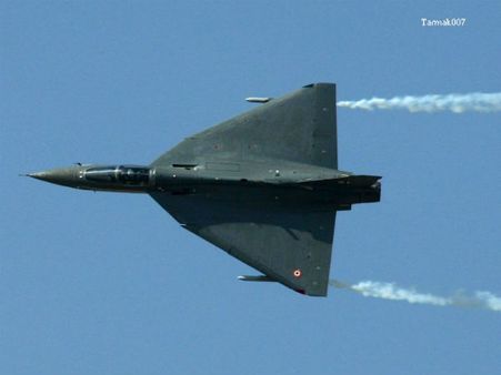 இந்தியா தயாரித்த தேஜாஸ் விமானம் மார்ச்சில் விமானப் படையிடம் ஒப்படைப்பு