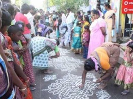 ஆண்களை துணைக்கு வைத்துக் கொண்டு கோலம் போடவும்.. பெண்களுக்கு போலீஸ் அட்வைஸ்!