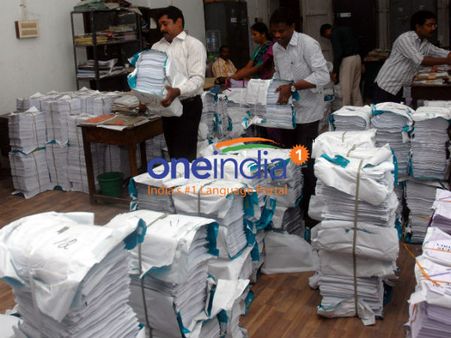 எங்க, என் பேரு இருக்கான்னு பார்ப்போம்... இறுதி வாக்காளர் பட்டியலை பார்வையிட மக்கள் ஆர்வம்!