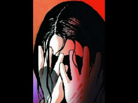 பதான் காவல் நிலையத்தில் 2 காவலர்களால் 14 வயது சிறுமி பலாத்காரம்: ஒருவர் கைது