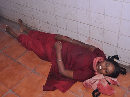 கரூரில் பயங்கரம் - பள்ளி மாணவி கத்தியால் குத்திக் கொலை.. காதலிக்க மறுத்ததால் கொடூர தாக்குதல்!