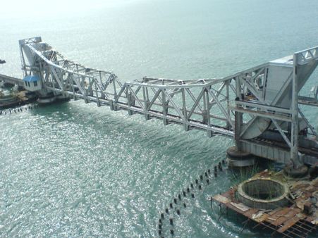 கார் மீது வேன் மோதி... சுவர் மீது கார் மோதி.. பாம்பன் பாலத்தில் ஒரு திகில் விபத்து!