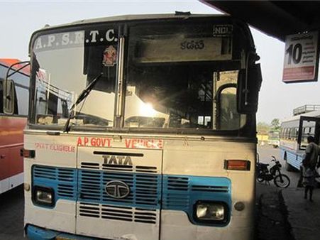 அரசு பஸ்ஸை ஆட்டையை போட்ட எம்டன்கள்! ஆந்திராவில் அதகளம்