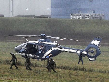 7 மணிநேர போராட்டத்திற்கு பிறகு 2 சார்லி ஹெப்டோ தீவிரவாதிகளும் சுட்டுக் கொலை: பிணையாளி மீட்பு