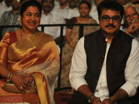 காரைக்குடியில் பொங்கல் வைக்கும் ராதிகா, சரத்குமார்.. மாட்டு வண்டியில் வருகிறார்கள்!