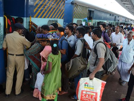 எப்டியாவது பொங்கலுக்கு ஊருக்கு போய்டணும்... ரயில்களில் முண்டியடிக்கும் மக்கள் கூட்டம்!