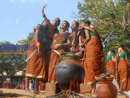 பொங்கல் பானை கருகிப் போவது கூட தெரியாமல் செல்பி எடுத்து பொங்கல் கொண்டாடிய மாணவிகள்!