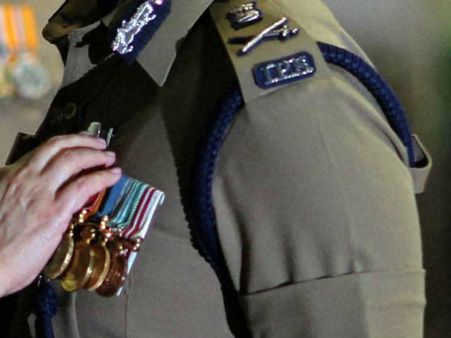 மணல் கடத்தலை தடுத்தபோது கொல்லப்பட்ட காவலருக்கு தமிழக அரசின் வீரதீர விருது!