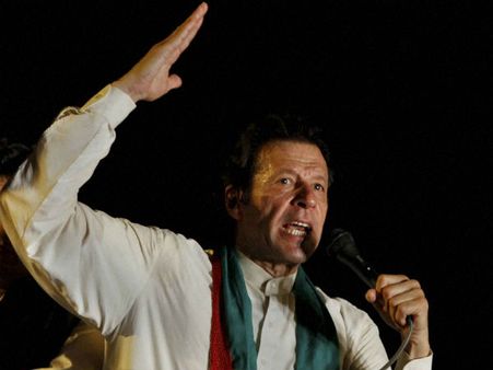 உள்ளே வரக் கூடாது...இம்ரானை பெஷாவர் பள்ளியில் நுழைய விடாமல் தடுத்து பெற்றோர்கள் போராட்டம்