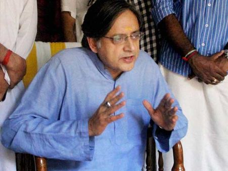 திரித்து எழுதும், பொறுப்பற்றவர்கள்: மீடியாக்களை விளாசிய சசி தரூர்