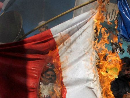 சார்லி ஹெப்டோவை கண்டித்து நைஜரில் போராட்டம்: சர்ச்சுகள், பார்களுக்கு தீ- 10 பேர் பலி