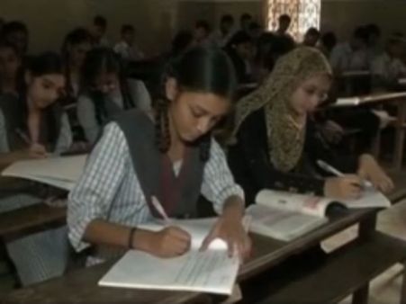 மதரஸாவில் இந்து சிறுவர்கள், ஆர்.எஸ்.எஸ். பள்ளியில் முஸ்லீம் சிறுவர்கள்: விசில் போடு