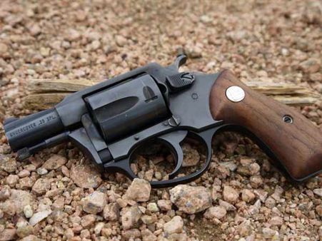 திருவாரூர் ரயில் நிலையத்தில், 20 குண்டுகளுடன் கேட்பாரற்று கிடந்த ரிவால்வர்!