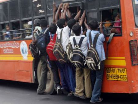 ஃபுட்போர்டு மாணவர்களுக்கு ஆப்பு.. படிக்கட்டில் தொங்கியபடி பயணித்தால் இலவச பஸ் பாஸ் ரத்து!