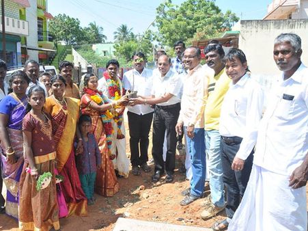 தாலி கட்டிய கையோடு மரம் நட்ட தம்பதியினர்