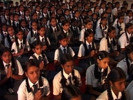 சரஸ்வதி வணக்கம் நடத்த கோரி பள்ளிகளுக்கு சுற்றறிக்கை - குஜராத்தில் புது சர்ச்சை!