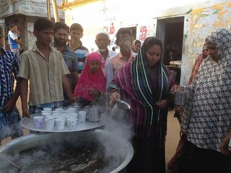 மக்களுக்கு இலவசமாக நிலவேம்பு கசாயம் விநியோகிக்கும் தவ்ஹீத் ஜமாத்.. கடையநல்லூரில்!