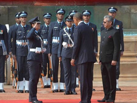 ஒபாமா வரவேற்பு... ராணுவ அணிவகுப்புக்குத் தலைமை தாங்கி பீடு நடை போட்டு வந்த பூஜா தாக்கூர்!