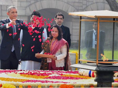 காந்தி நினைவிடத்தில் மலர் தூவி மரியாதை செலுத்திய ஒபாமா... மிஷல் வரவில்லை!