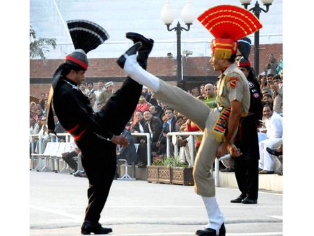 வாகா எல்லையில் இந்திய வீரர்களின் அதிரடி அணிவகுப்பு! வந்தேமாதரம் கோஷத்துடன் மக்கள் கண்டுகளிப்பு