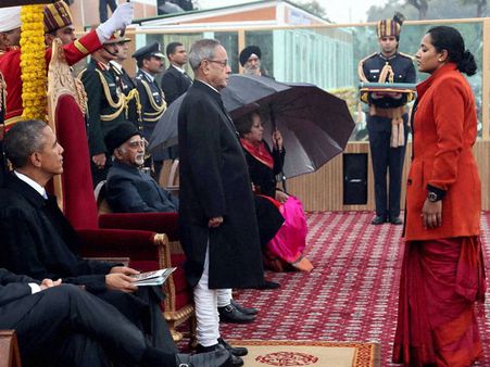 தமிழகத்தின் முகுந்த் வரதராஜனுக்கு உயரிய “அசோக் சக்ரா விருது” – மனைவி இந்து பெற்றுக் கொண்டார்!