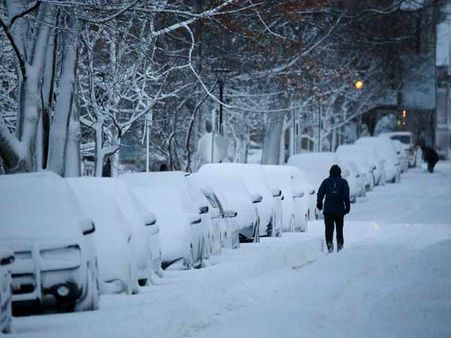 வரலாறு காணாத பனிப்புயல்... வெறிச்சோடிய நியூயார்க்... வீட்டை விட்டு வெளியே வந்தால் அபராதம்!