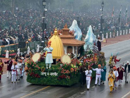 மேற்கு வங்கத்தை குடியரசு தின விழாவில் அனுமதிக்காததற்கு என்ன காரணம்?