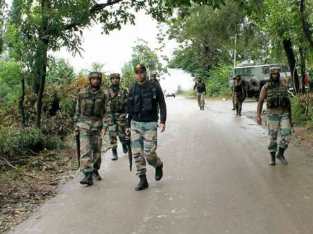 காஷ்மீரில் தீவிரவாதிகள் தாக்குதல்: ‘யுத் சேவா’ விருது பெற்ற ராணுவ அதிகாரி உள்பட 3 பேர் பலி