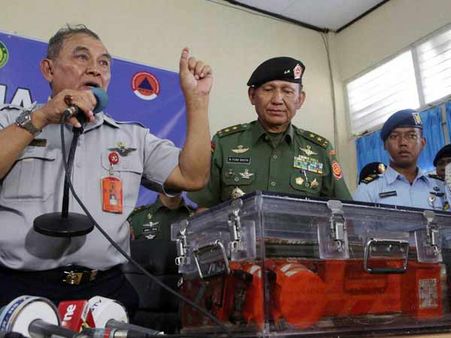 ஏர்ஏசியா விமானம் கடலில் விழுந்தபோது அதை துணை விமானி ஓட்டினார்