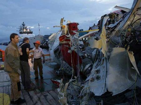 ஏர்ஏசியா விமானம் கடலுக்குள் விழும் முன்பு முக்கிய கம்ப்யூட்டர் சிஸ்டத்தை செயலிழக்க செய்த விமானிகள்