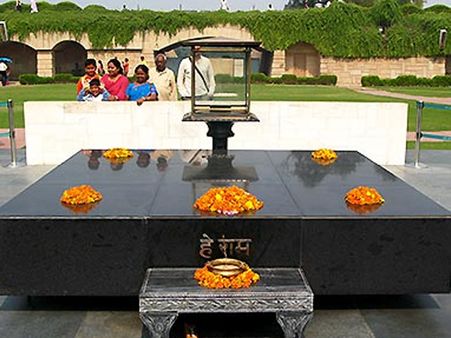 மகாத்மா காந்தி நினைவு தினம் – நினைவிடத்தில் பிரணாப், மோடி, சோனியா மலரஞ்சலி