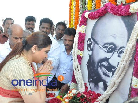 மகாத்மாவிற்கு மலர் தூவி அஞ்சலி செலுத்திய குஷ்பு