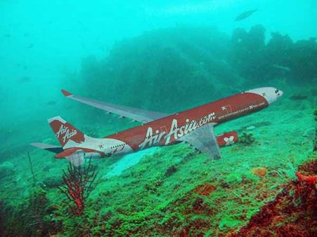 ஏர்ஏசியா விமானம் கடலில் விழும் முன்பு சீட்டை விட்டு எழுந்து சென்ற கேப்டன்