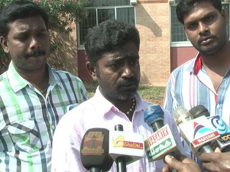 தியேட்டரில் வைத்து திருட்டு விசிடி தயாரித்த கும்பல்.. மேனேஜர், ஆப்பரேட்டர் கைது.. உரிமையாளர் ஓட்டம்!