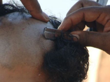 பெங்களூரில் வகுப்புக்கு டிமிக்கி அடித்த 12 மாணவர்களுக்கு மொட்டை அடித்து தண்டனை!