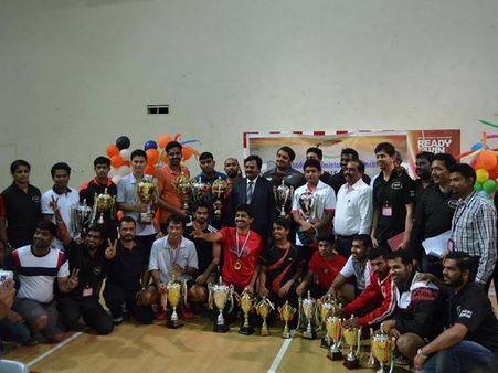 துபாயில் தமிழர்கள் நடத்திய பேட்மிண்டன் போட்டி