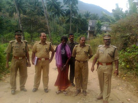 தென்மலை வனப்பகுதியில் பிடிப்பட்ட நபரை தமிழக வனப் பகுதிக்கு அழைத்து வந்து விசாரணை