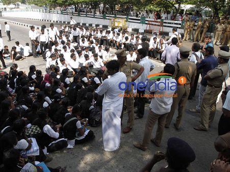 போராட்டம், தடியடி எதிரொலி: சென்னை சட்டக் கல்லூரிக்கு 7 நாள் விடுமுறை! ஹாஸ்டலுக்கும் பூட்டு