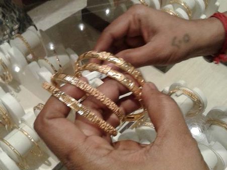 நகைக்காக மாணவி கொலை: பள்ளிக்கு தங்க நகைகள் அணிந்து வர கல்வித்துறை தடை