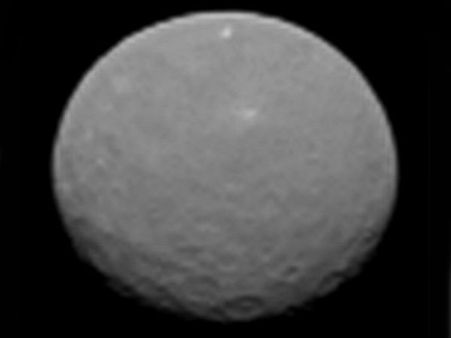 ரொம்பக் கிட்டப்போய்... ‘செரஸ்’ கிரகத்தை ‘குளோஸ்-அப்’ போட்டோ எடுத்த நாசாவின் ‘டான்’!