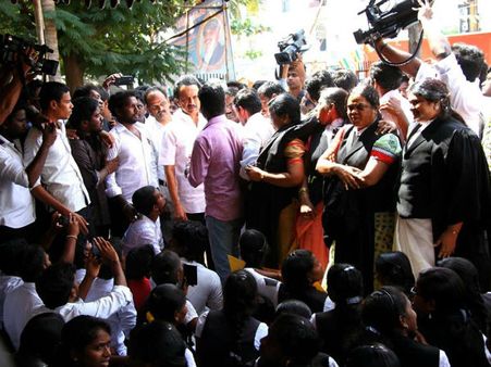 சட்டக் கல்லூரி போராட்டத்திற்கு ஆதரவு! மாணவர்களுடன் ஸ்டாலின், ஈவிகேஎஸ். தமிழிசை சந்திப்பு!!