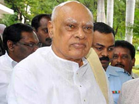 காலுக்குக் கீழ் மோடி படம் போட்டு அழைப்பிதழ்... சிலை திறப்பு விழாவைப் புறக்கணித்தார் ரோசய்யா!