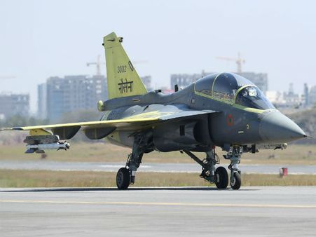 கடற்படையின் என்பி 2 இலகு ரக போர் விமான வெள்ளோட்டம் வெற்றி!