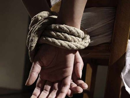 கர்நாடக முறுக்கு கம்பெனியில் கொத்தடிமைகளாக்கப்பட்ட தமிழகத்தை சேர்ந்த மூவர் மீட்பு